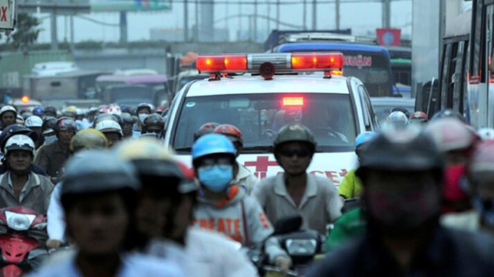 Xe cứu thương phải được trang bị đèn quay hoặc đèn chớp có ánh sáng màu đỏ và phải phát tín hiệu