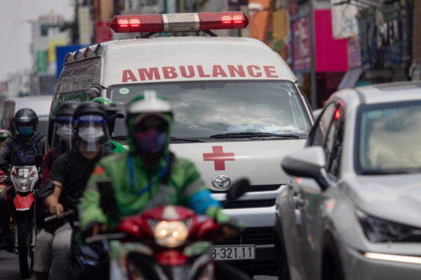 xe cấp cứu có được đi ngược chiều hay không