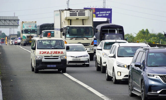 xe cứu thương được vượt đèn đỏ không