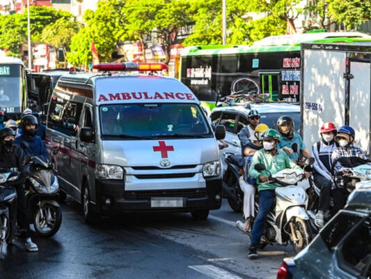 xe cấp cứu có được vượt đèn đỏ không