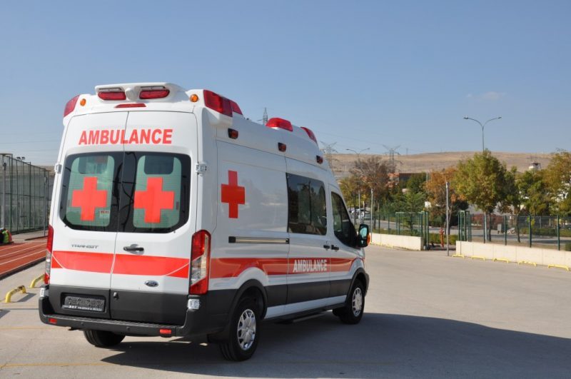 chạy xe cứu thương cần bằng gì